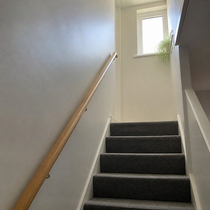 Hauseingang mit Freitreppe, weiß gestrichen