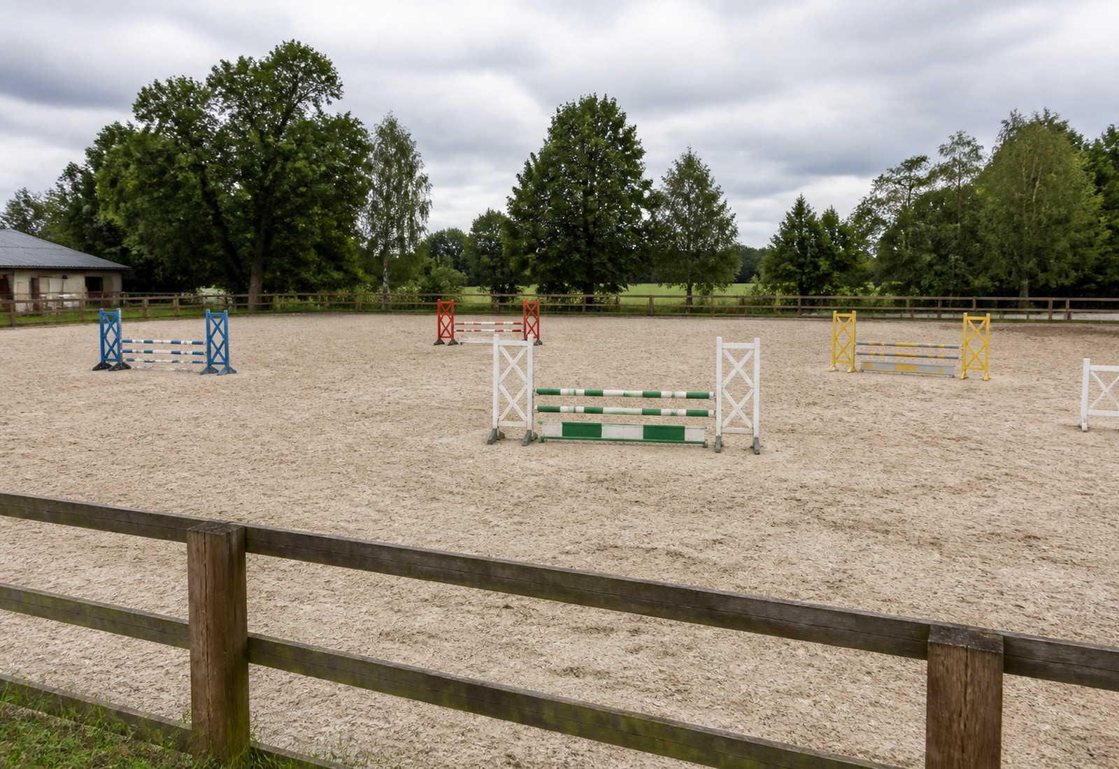 Springplatz auf der Wiese mit Hindernissen aus Holz