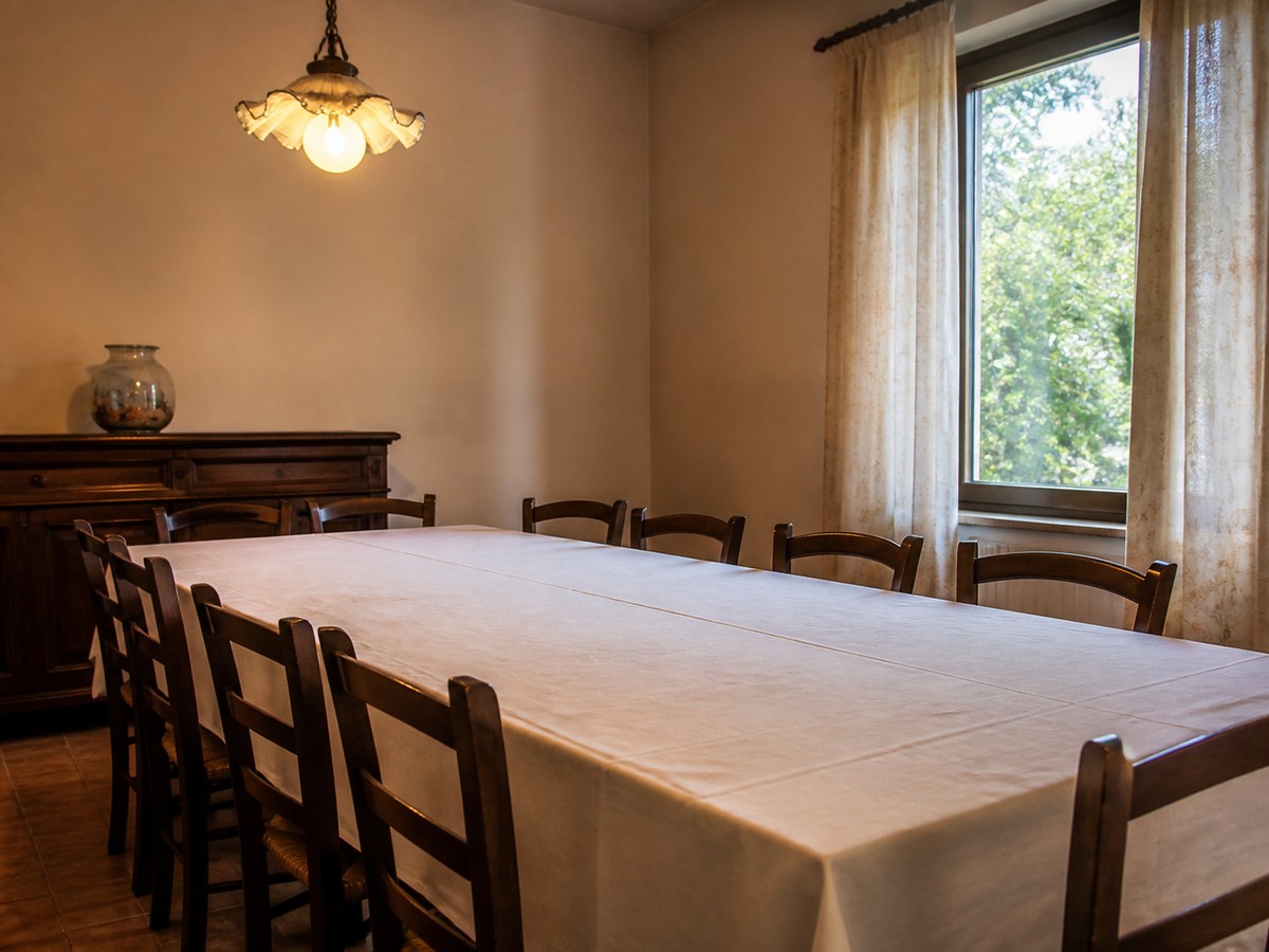 Das Konferenzzimmer mit Tisch und Stühlen.